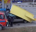 На Сахалине конструкция автозаправки обрушилась на микроавтобус