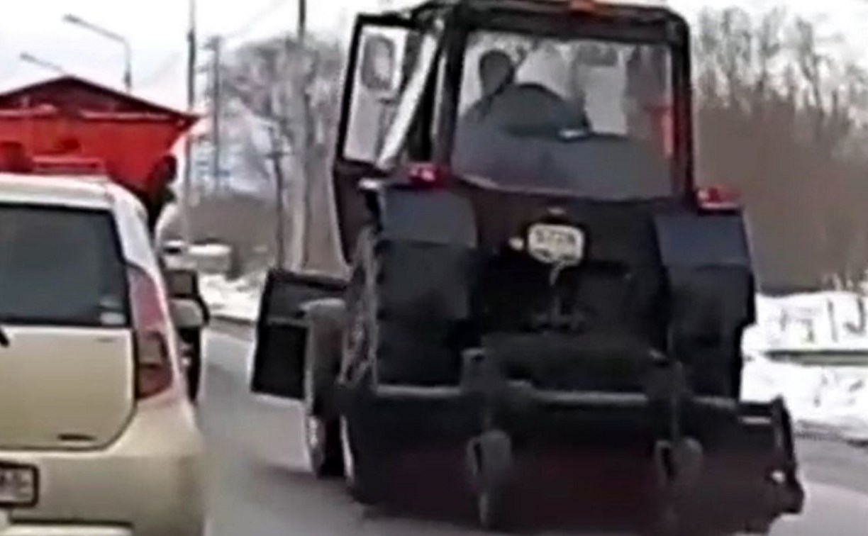 "Чистят или мусорят": водитель подметальной машины на Сахалине после уборки выбросил фантик из кабины