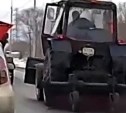 "Чистят или мусорят": водитель подметальной машины на Сахалине после уборки выбросил фантик из кабины