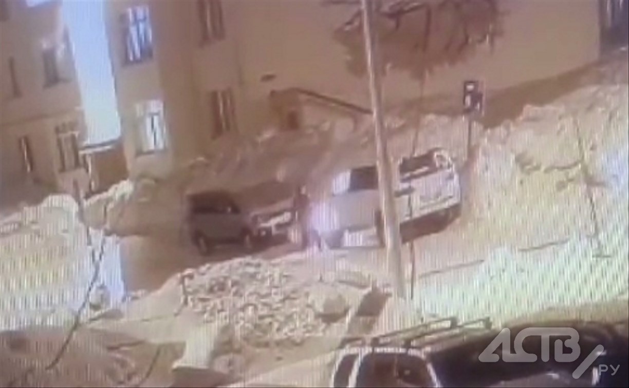 Появилось видео, как сахалинец поджёг автомобиль в порыве мести за друга