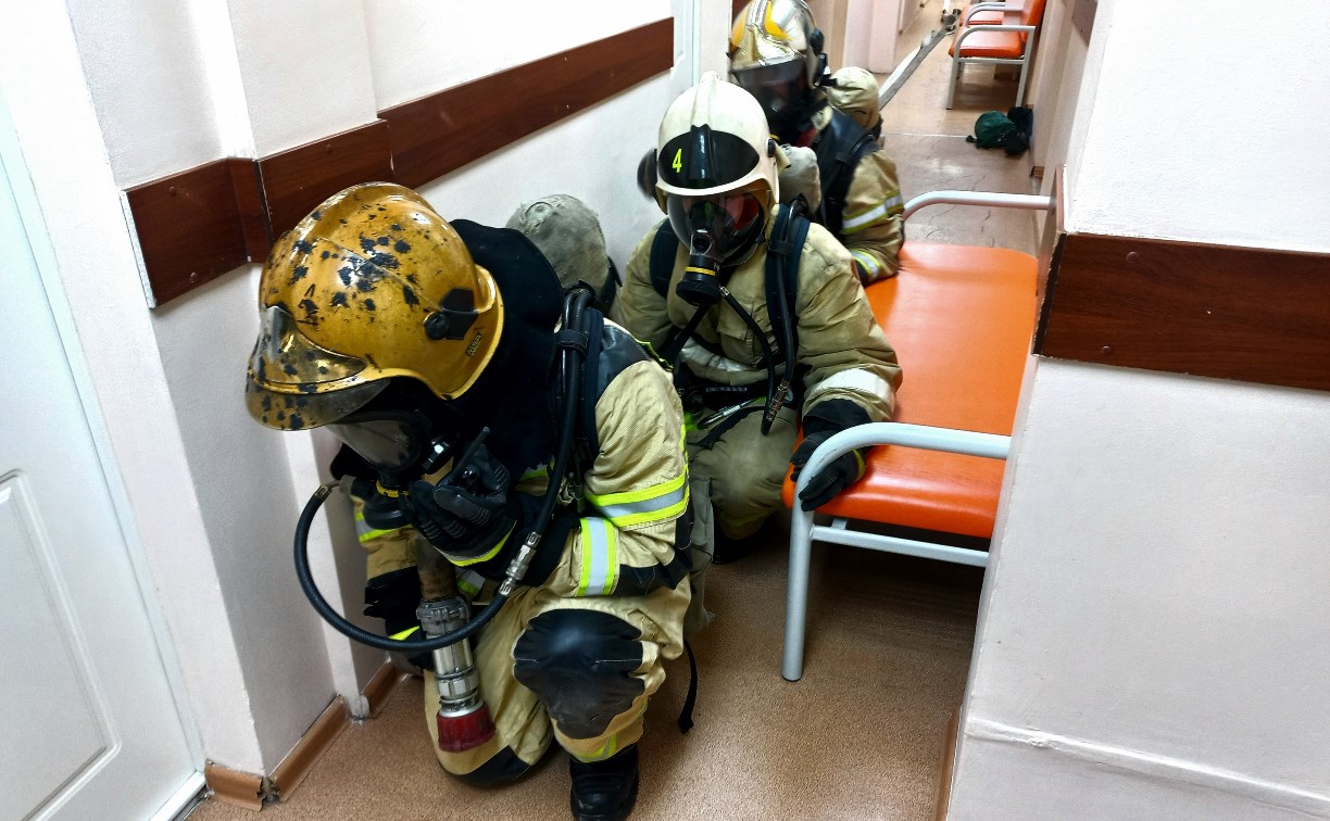 Условный пожар в рентген-кабинете детской поликлиники тушили в Корсакове
