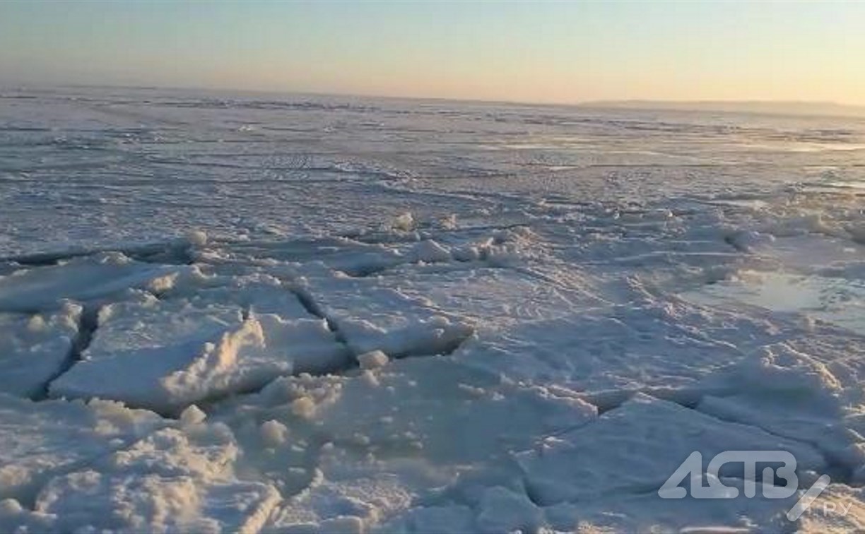 Спасатели попросили сахалинских рыбаков не рисковать жизнью из-за неустойчивого припая