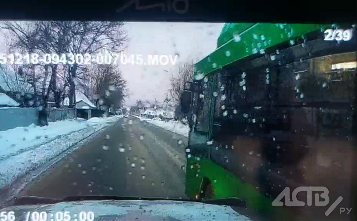 Рейсовый автобус за минуту умудрился подрезать два автомобиля в Южно-Сахалинске