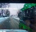 Рейсовый автобус за минуту умудрился подрезать два автомобиля в Южно-Сахалинске