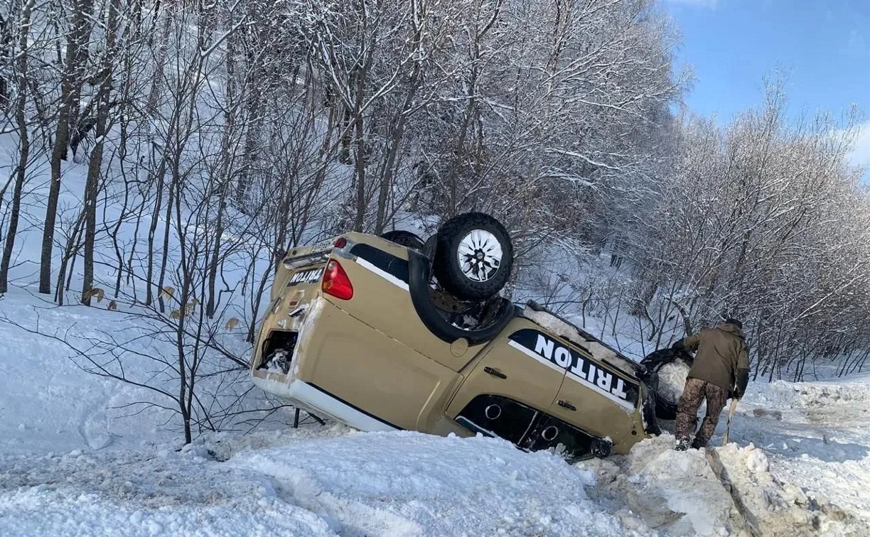 Водитель чудом не пострадал: автомобиль улетел с трассы на юге Сахалина и перевернулся