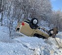 Водитель чудом не пострадал: автомобиль улетел с трассы на юге Сахалина и перевернулся