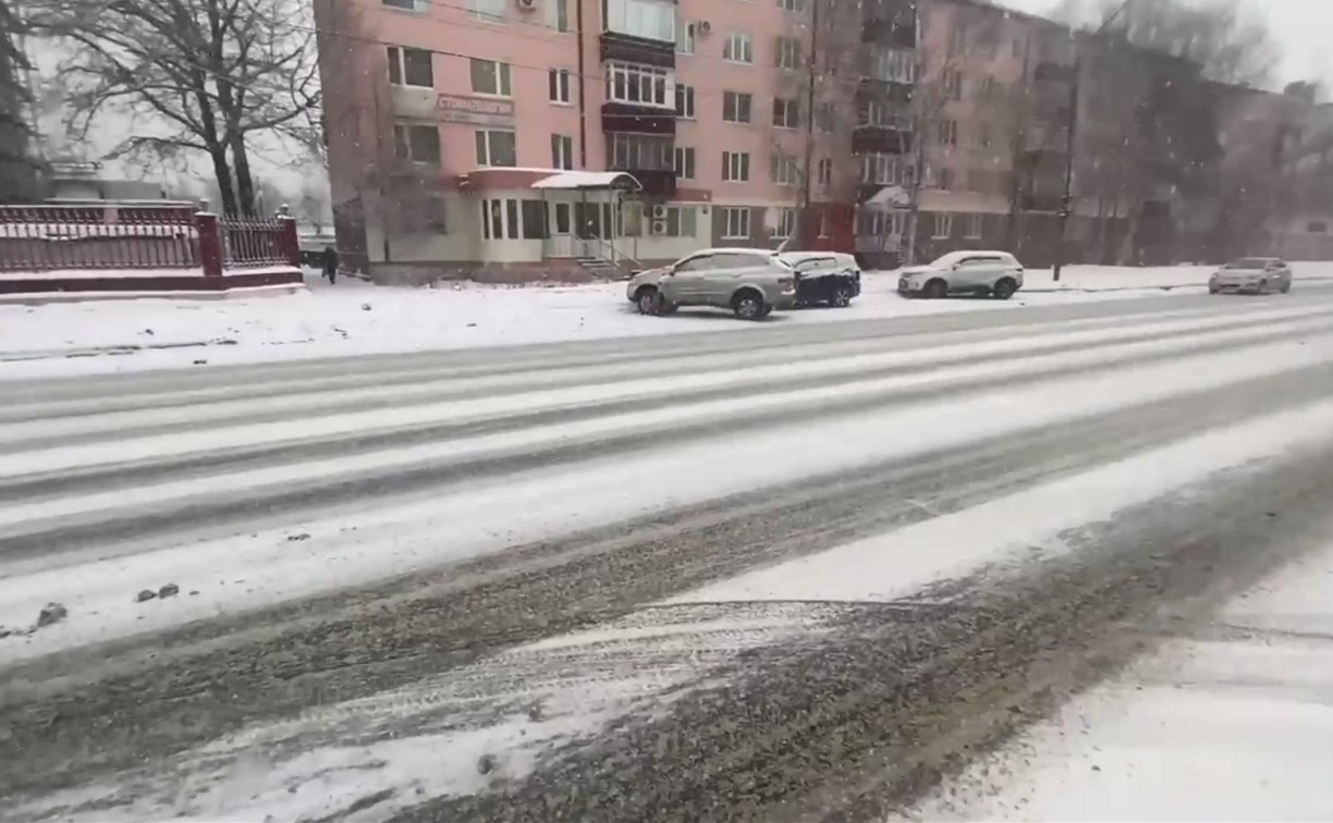 После жалоб жителей Южно-Сахалинска в мэрии пересмотрят подход к использованию реагентов