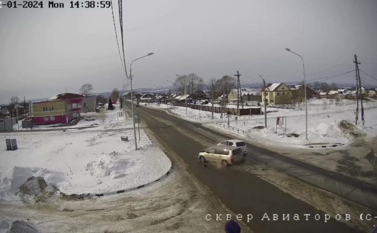 От удара покорёжило дверь: момент серьёзного ДТП попал на видео в Южно-Сахалинске