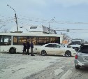 Рейсовый автобус и легковушка столкнулись в Южно-Сахалинске