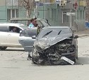 На перекрестке в Южно-Сахалинске столкнулись внедорожник и седан