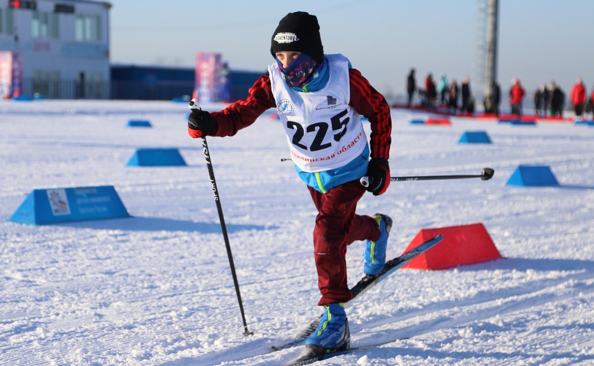 250 лыжников сразились за призы зимних каникул на Сахалине
