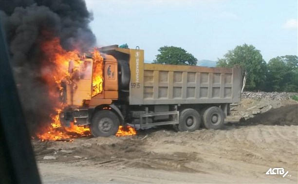 В Южно-Сахалинске на объездной трассе загорелся грузовик