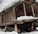 Нивхский дом на территории Сахалинского краеведческого музея частично разрушился