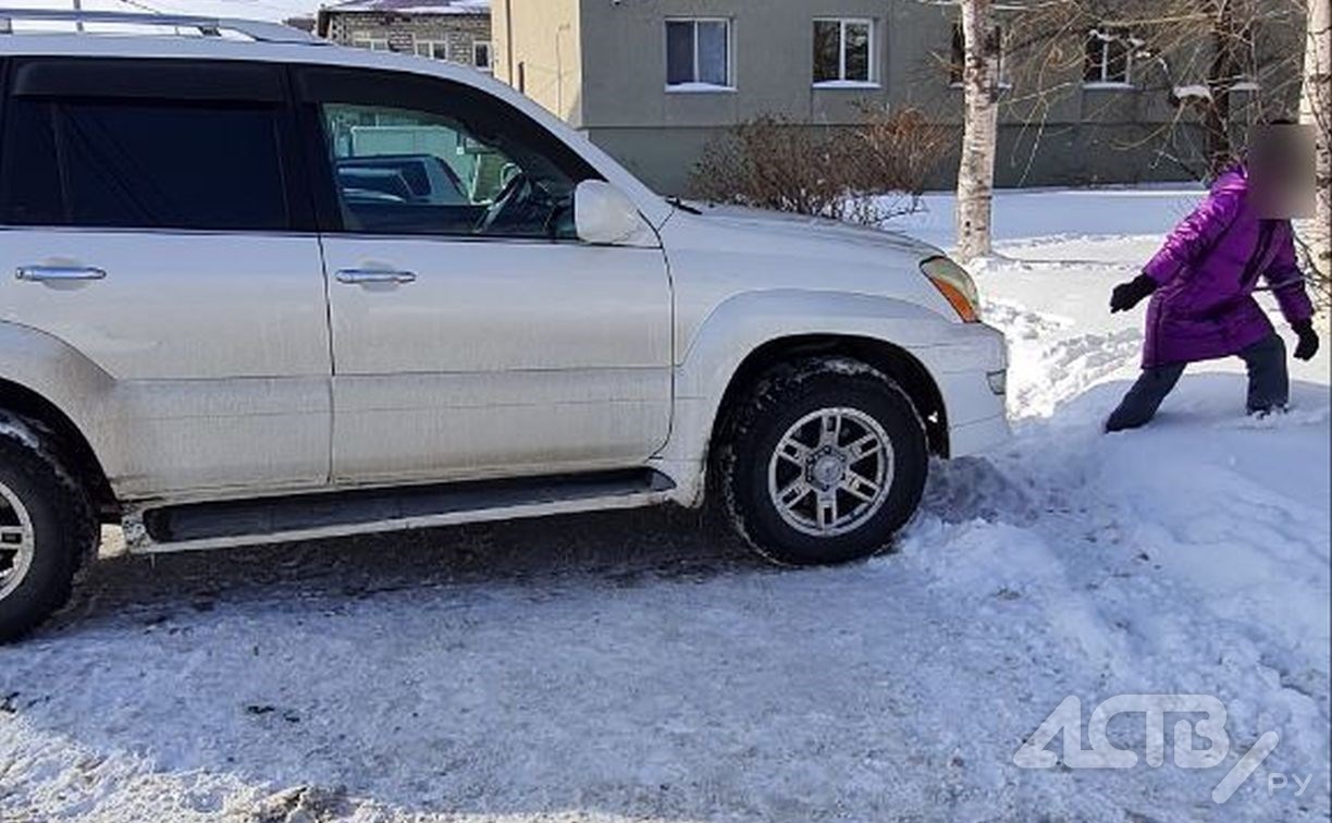 Автохам на "Лексусе" заставил детей бегать по сугробам в Южно-Сахалинске