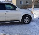 Автохам на "Лексусе" заставил детей бегать по сугробам в Южно-Сахалинске