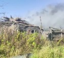 Дача загорелась в Долинске - огонь уничтожил 50 "квадратов"