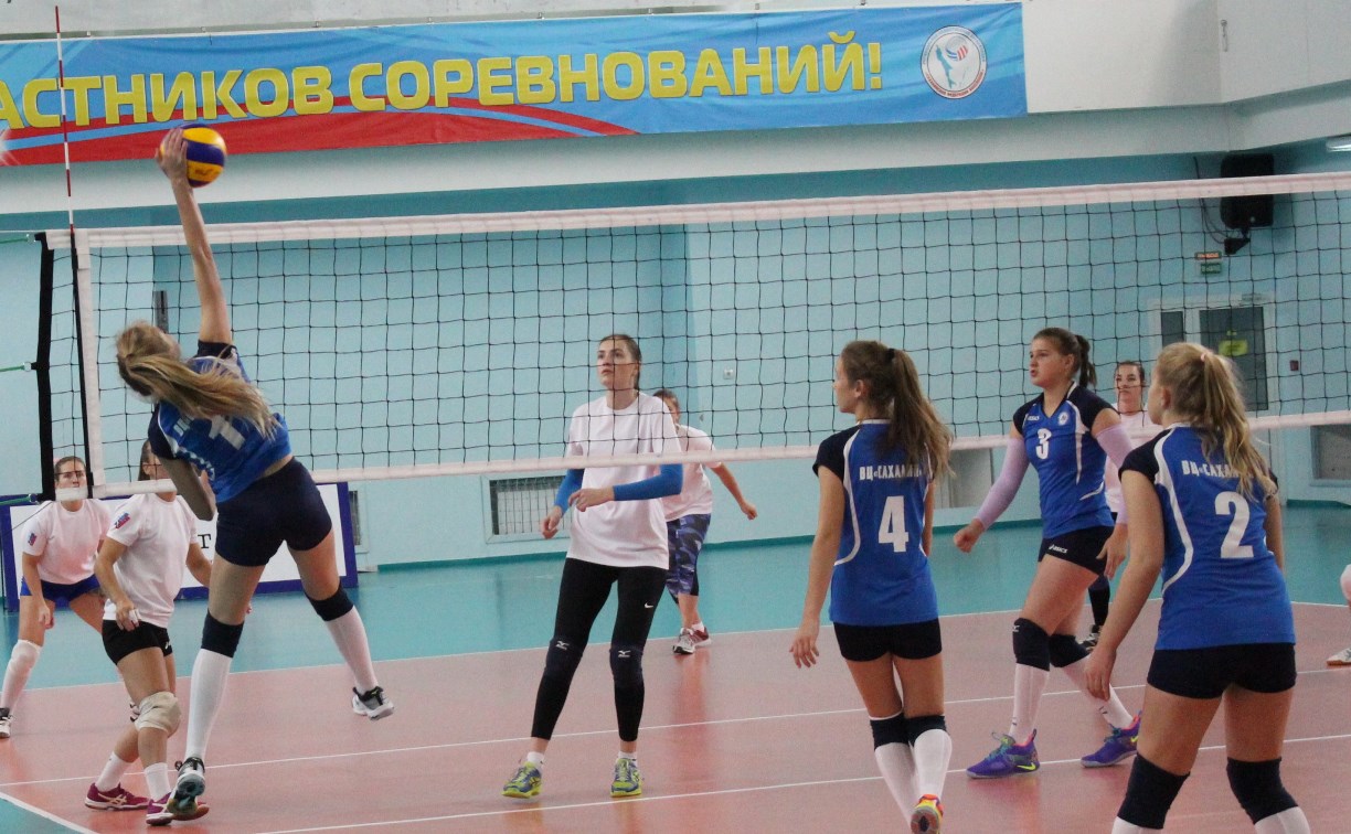 Волейболистки из Корсакова второй раз подряд стали чемпионами области