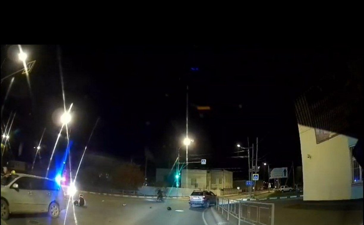 Школьники на мотоцикле попали в ДТП у первой школы в Корсакове