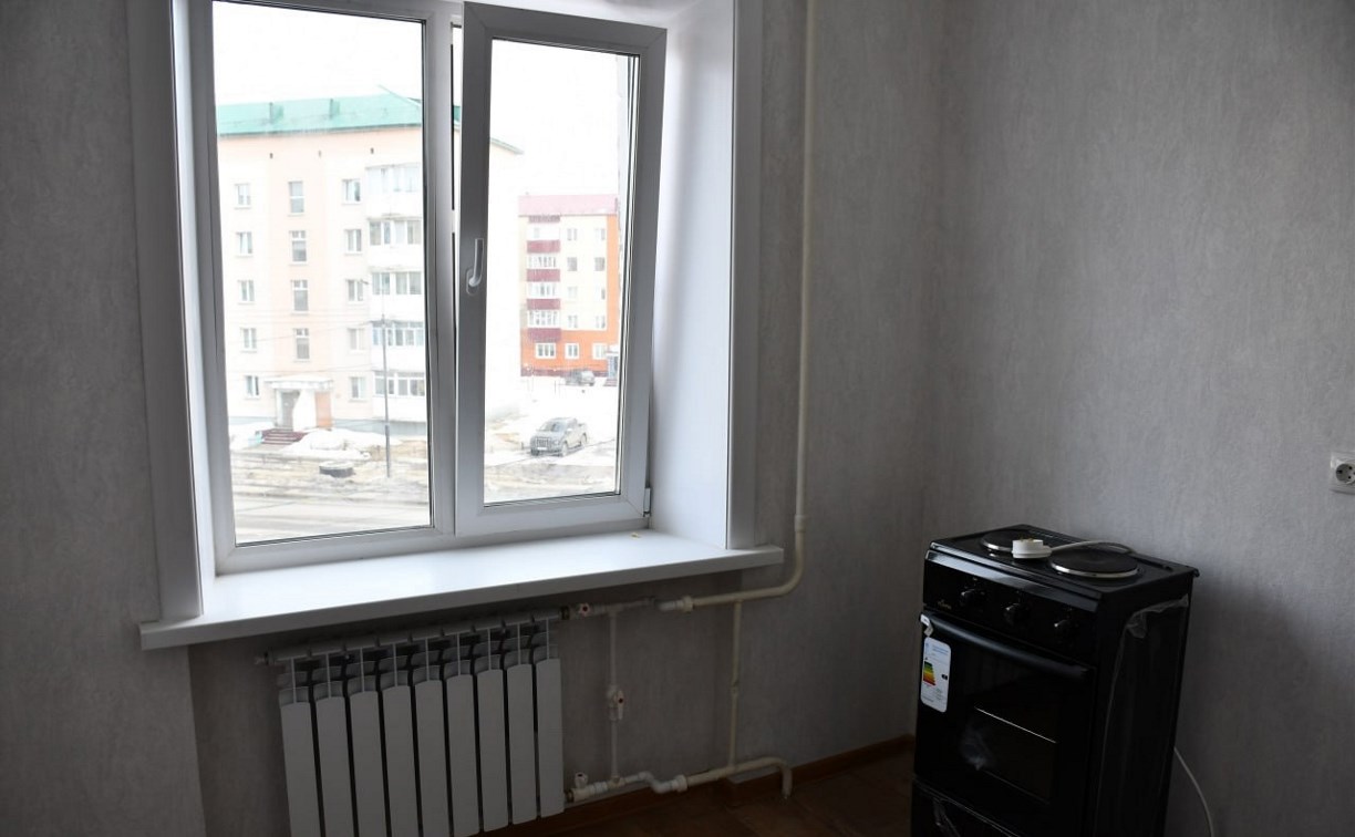 В Поронайске выдали первую в 2025 году квартиру для детей-сирот и детей, оставшихся без попечения родителей