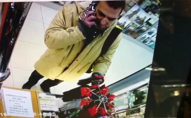 Камеры видеонаблюдения зафиксировали, как солидный мужчина ворует перчатки в магазине