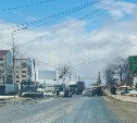 Спецтранспорт зацепил провода и накренил столб в Корсакове