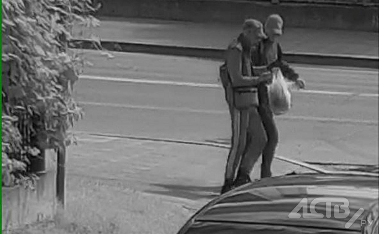 Установить личности мужчин, прихвативших в кафе чужую сумку, просит полиция Южно-Сахалинска
