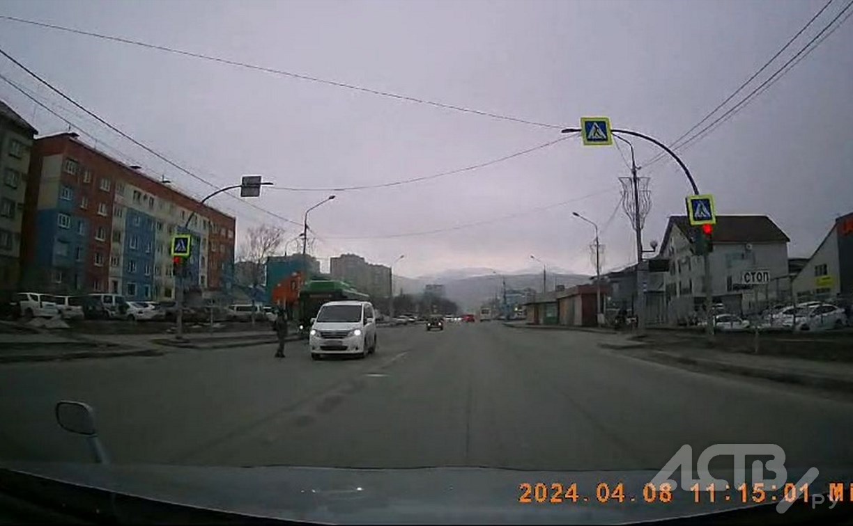 Опасный момент: микроавтобус в Южно-Сахалинске промчался на красный, едва не сбив пешехода