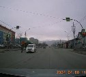 Опасный момент: микроавтобус в Южно-Сахалинске промчался на красный, едва не сбив пешехода