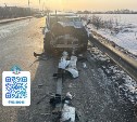 На Сахалине легковушка врезалась в КамАЗ на скользкой трассе
