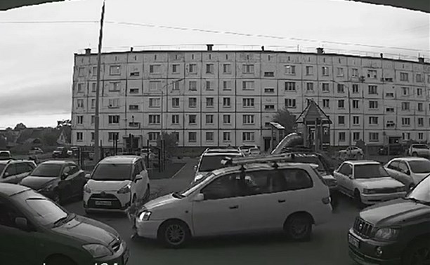 ДТП с ребёнком на самокате в Южно-Сахалинске попало на камеру видеонаблюдения