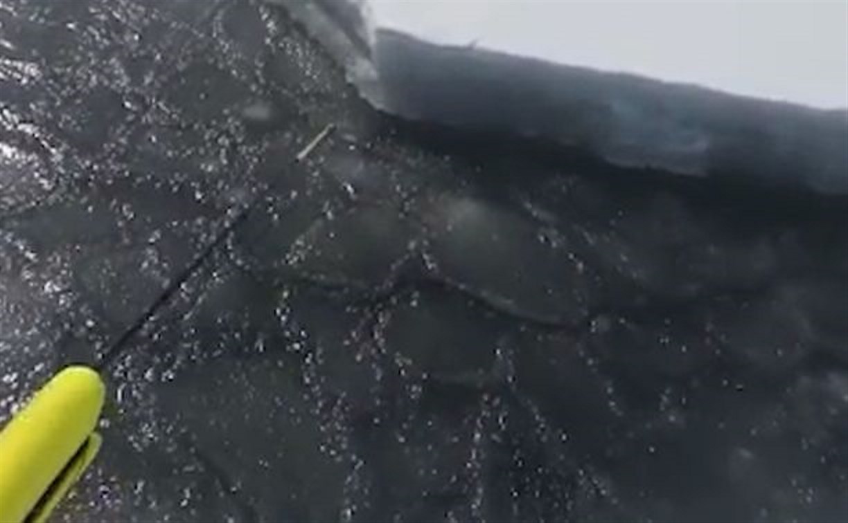 Сахалинцы устроили рыбалку на дрейфующих расколотых льдинах в Макаровском районе