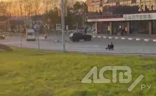 Отчаянный сахалинец на скейтборде прокатился навстречу машинам по оживлённой улице в Долинске