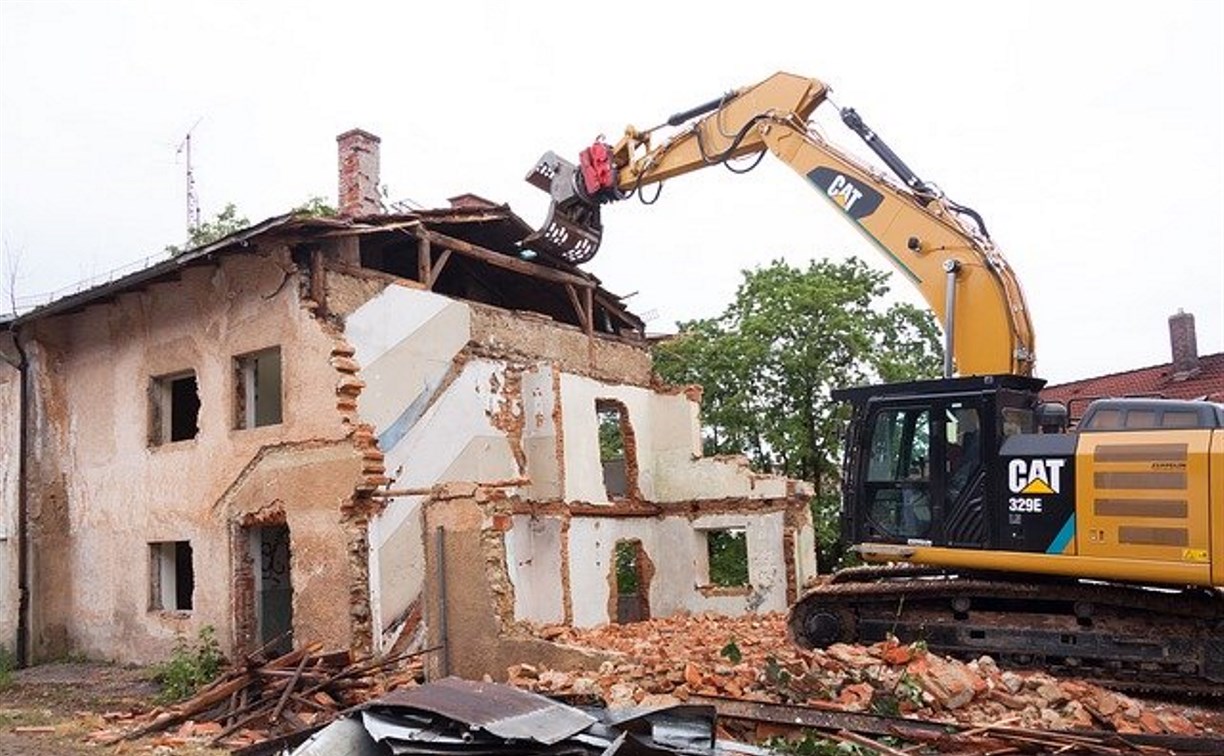 Заброшенные здания снесли в Холмске только после вмешательства суда
