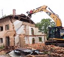 Заброшенные здания снесли в Холмске только после вмешательства суда