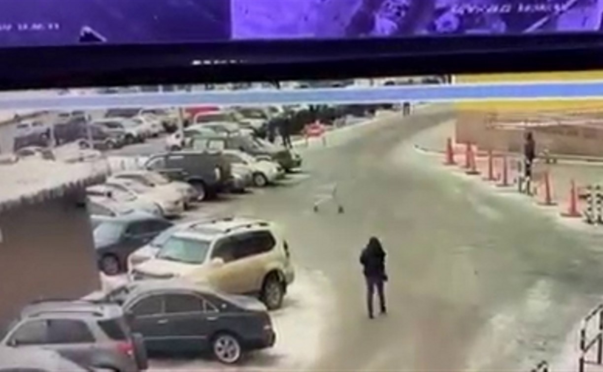 Ветер или полтергейст?: тележка повредила машину на парковке у ТЦ в Южно-Сахалинске