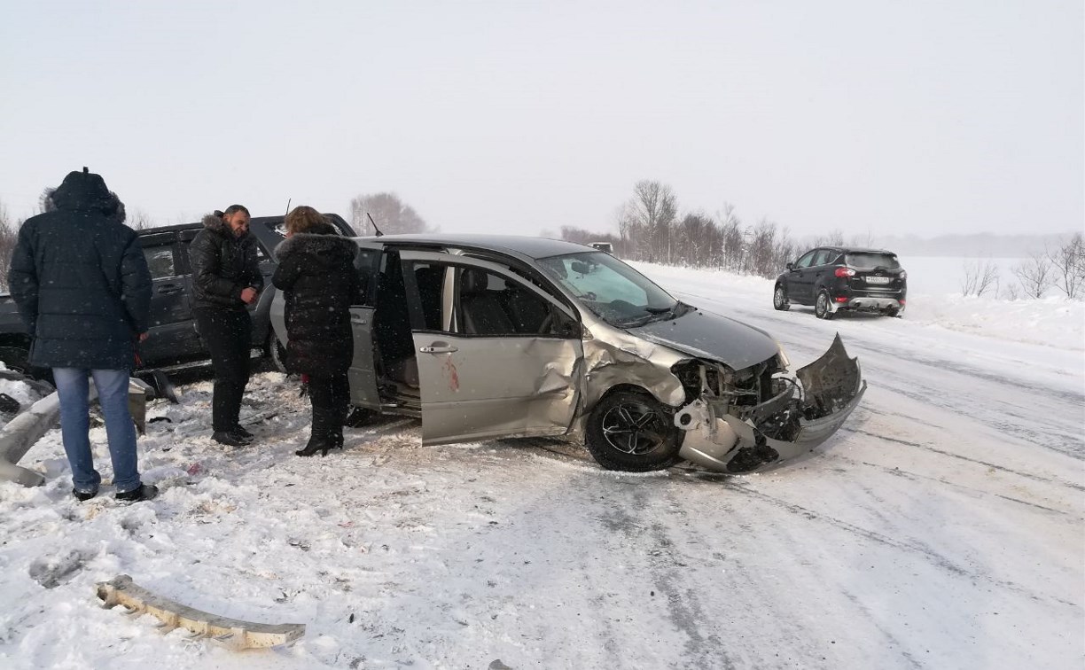 Два человека пострадали при столкновении внедорожника и универсала в районе Старорусского