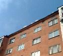Глыба льда с пятиэтажки упала на голову сахалинке 