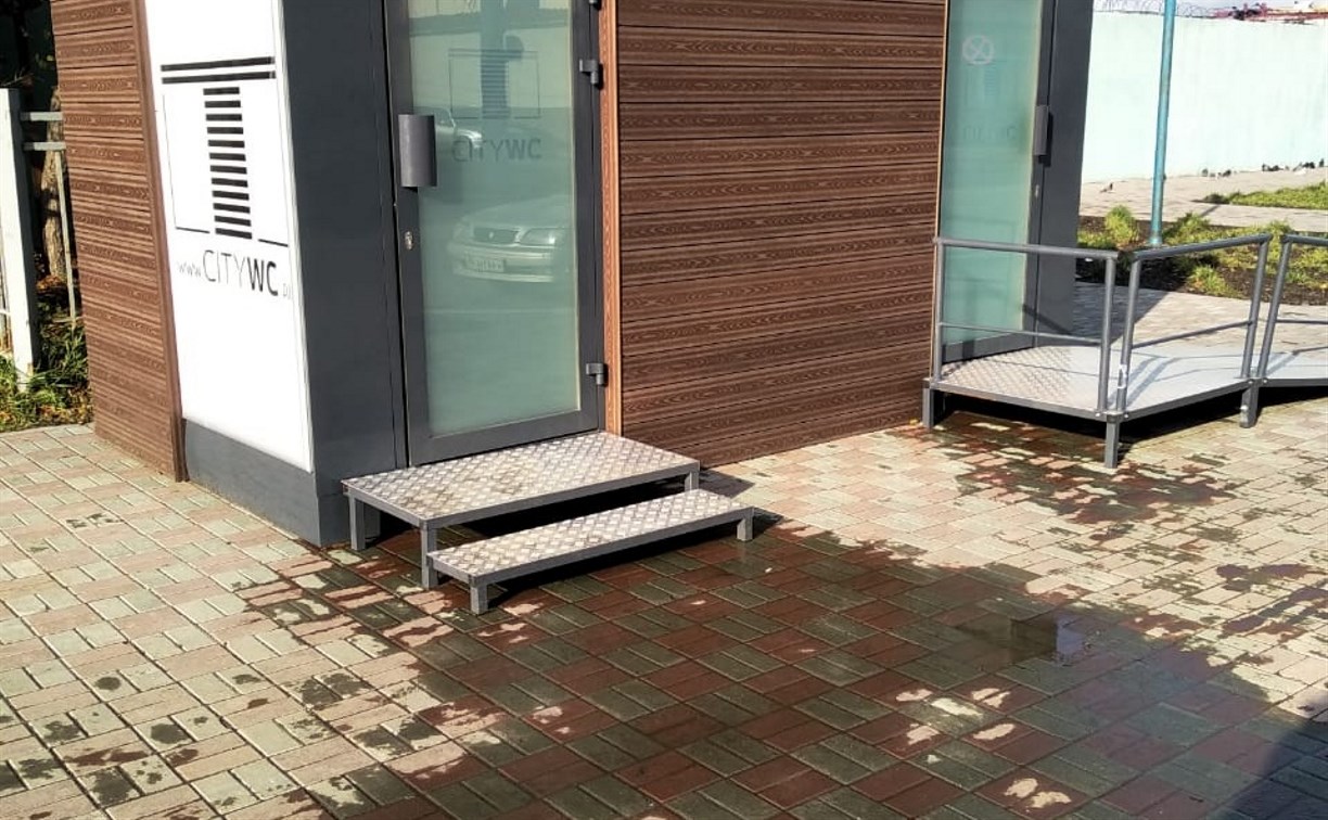 Холмчане жалуются на установленный на тротуаре туалет