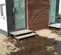 Холмчане жалуются на установленный на тротуаре туалет