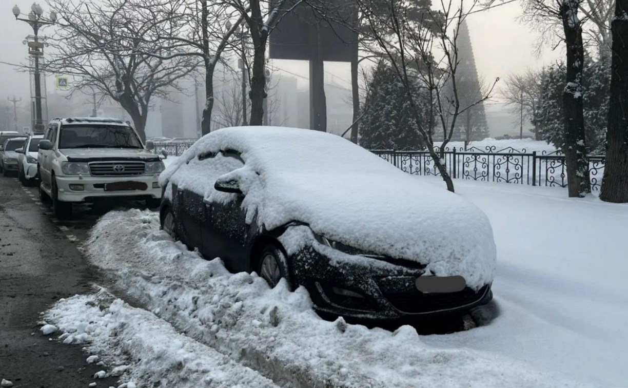 Неправильная парковка в Южно-Сахалинске парализует работу городских служб