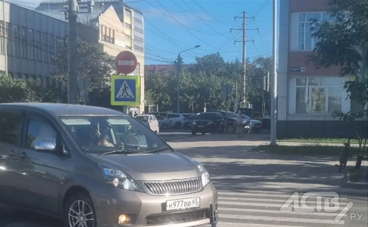 Велосипедист попал под колёса авто на пешеходном переходе в Южно-Сахалинске