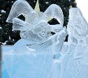 Хабаровские ледовые скульпторы построили сказочный городок в Южно-Сахалинске