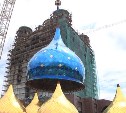 На собор Рождества Христова в Южно-Сахалинске установили первый купол