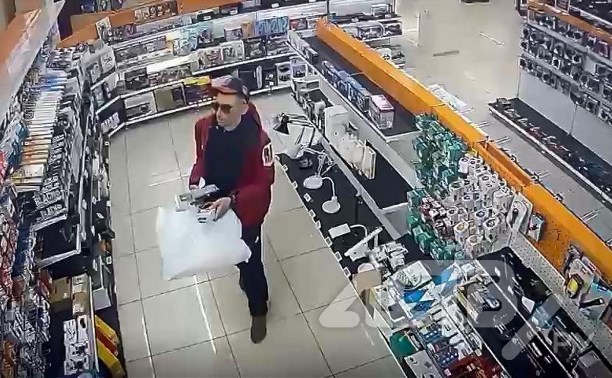 Подозреваемого в краже товара из магазина цифровой и бытовой техники ищут в Южно-Сахалинске
