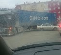 Седан и контейнеровоз столкнулись в центре Южно-Сахалинска 