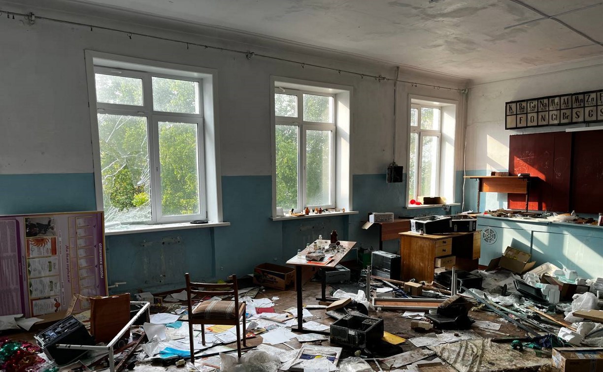 В Шахтерске разгромили здание школы: разбили стекла, разграбили имущество