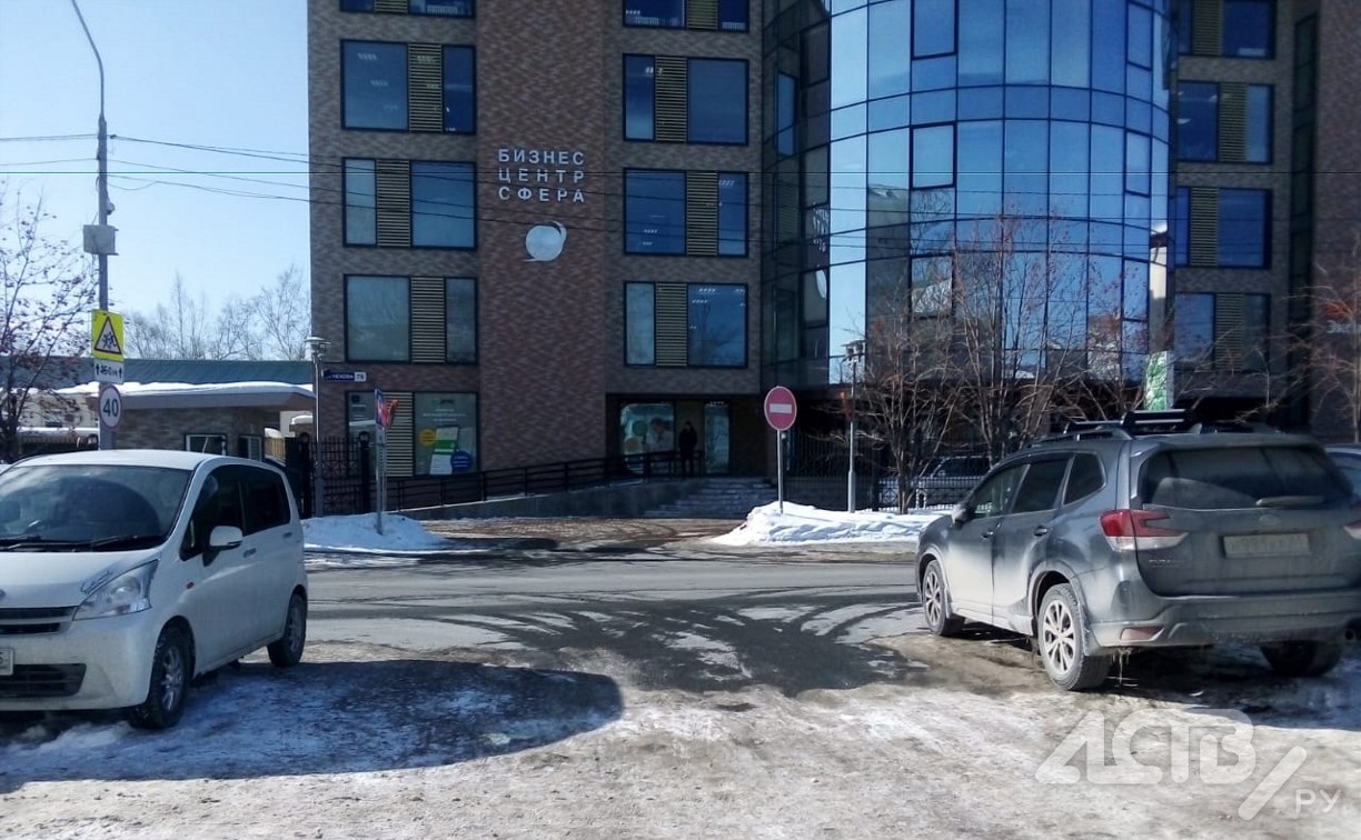 Наглые водители в Южно-Сахалинске не боятся ГИБДД и дорожников