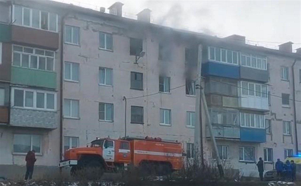 Индукционная плита загорелась в квартире одного из домов в Холмске