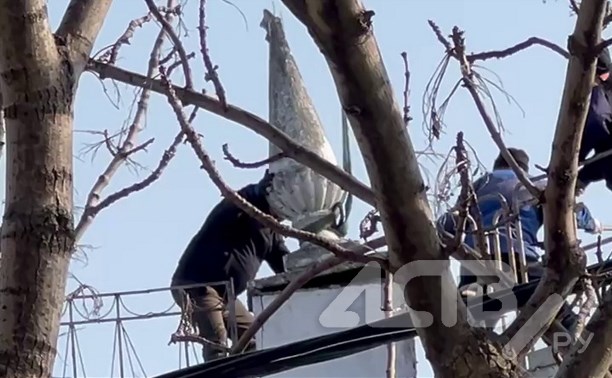 Советские шпили демонтировали с крыши здания в центре Южно-Сахалинска