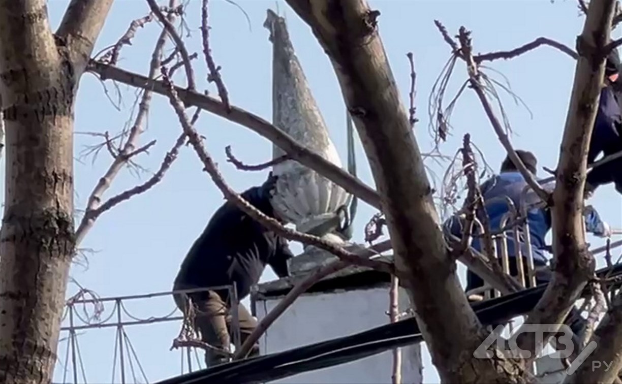 Советские шпили демонтировали с крыши здания в центре Южно-Сахалинска  Советские шпили демонтировали с крыши здания в центре Южно-Сахалинска